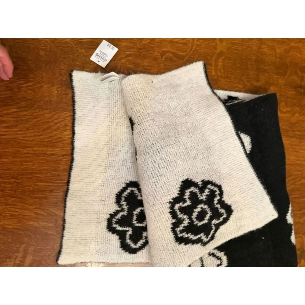 NWT American Eagle Black & White Floral Knit Scarf | Soft Cozy Winter Wrap - Picture 2 of 4